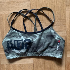 Sportbh  - En militärgrön sportbh från Reebok i storlek M, inga pads, välanvänd men den är i fint skick.