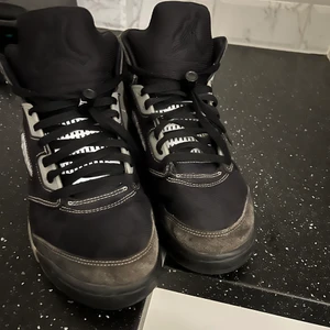 Jordan 5  - Använt de i cirka 7 månader. De är köpta från SNKRS appen från den killen som ägde de innan mig. Dock så har jag inte lådan kvar och det finns ställen då färgen har gått bort lite men som säkert gör att fixa.
