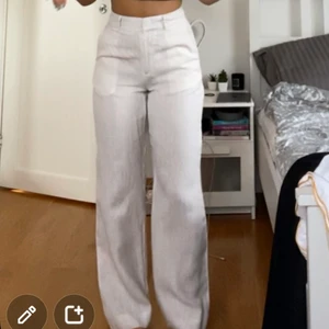 Linnebyxor STOCKHOLM LM - VÄRDLENS finaste linnebyxor, men mer i kostym-modellen. Storlek 36 men insydda i midjan, om ni vill ha exakta mått är det bara att skriva! Använda en gång, verkligen såå fina men tyvärr för små för mig😭 Nypris 899!  Hör av er vid frågor!!🫶🏽