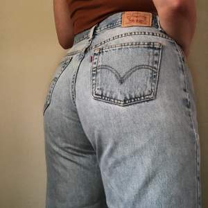 Levi’s jeans köpta på second hand. Har normalt 40-42 (EU) eller 30 (inches) i byxor. 