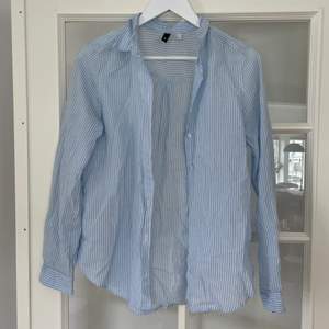 En randig skjorta med knappar säljs nu!💗 superfin och som ny!💗 vit och ljusblå!