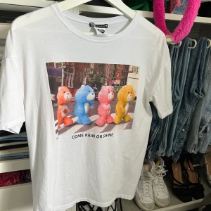Vit The Beatles t-shirt Zara - Vit The Beatles inspirerad t-shirt från Zara! Använd max 5 gånger, i nyskick! Storlek S men passar både mindre och större! Spårbar frakt eller s-påse tillkommer❤️