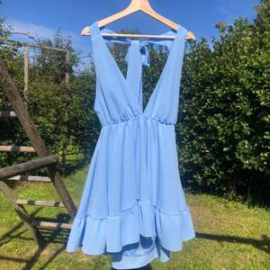Säljer denna otroligt vackra ljusblåa babydoll klänning från Lucy in the Sky💙 Aldrig använd, endast provad. Frakt kan variera beroende på pris. (Tryck INTE på köp nu)
