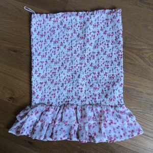 Söt kjol - Söt kjol ifrån Bikbok 💞 Den är superfin nu till sommar!! 80kr plus frakten 👍🏻 Storlek M, skulle säga att den mer är som S för den sitter ganska tajt!