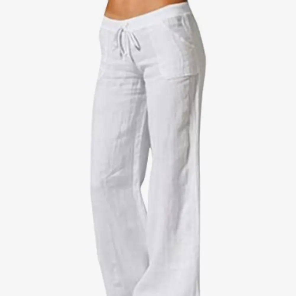 Säljer dessa vita linnebyxor då de va för små för mig. Liten i storleken så skulle nog passa någon med 1/2 storlekar mindre minst. Aldrig använda, bra skick. (Kräver ej frakt, men behövde välja något för att kunna publicera). Jeans & Byxor.
