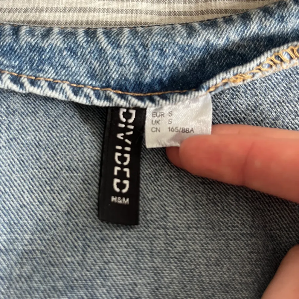 Superfin kort volangklänning i jeanstyg!🌟Köpt på H&M i storlek S, för ca 1 år sedan och helt oanvänd!💗 Säljer pågrund av att den alltid varit för liten:(. Klänningar.