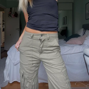 Cargo byxor  - Säljer dessa slutsålda superpopulära byxorna från H&M. Så sköna och snygga 💕 Innerbenslängd: 83 cm 