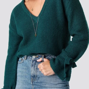 Tröja - Grön stickad tröja som är oversized i modellen och med knytdetajl i armarna (: jag står för frakten