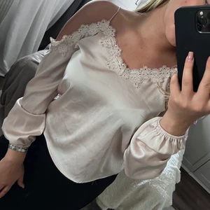 Rosa blus  - Puderrosa blus med spetskant och ballongärm. Strl xs från Bik Bok. Mycket fint skick