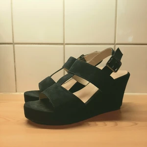 Kilklackar - Säljer dessa skor då de bara har stått i min garderob och samlat damm pga att de tyvärr är för små för mig, de har dock blivit använda ett fåtal gånger.  Det är priset + frakt