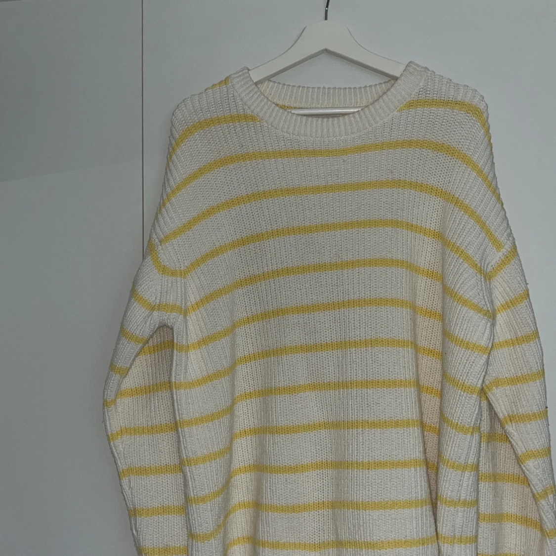 Gulvitrandig stickad tröja These Glory Days