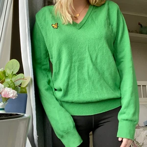 Stickad tröja - Säljer en stickad tröja, sitter som en M. Köpare står för frakt🍀