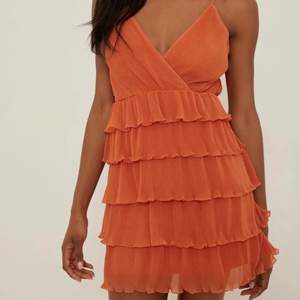 Orange rost färgad klänning från NA-KD!!!  Slutsålt på hemsidan. Prislappen sitter kvar. Buda från 450🤍 