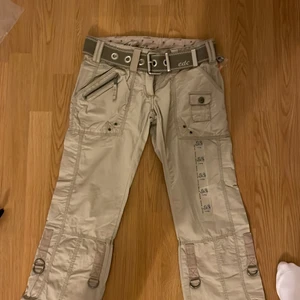 Edc by sprit cargo byxor  - cargo byxor från Edc by esprit! lågmidjade men tyvärr för små för mig, en modell med långa ben, säljer fler färger och storlekar i min profil! Midjemåttet är 38 cm tvärs över (kan regleras med bältet eller dem flera hålen i byxan) innerbenslängd 80cm