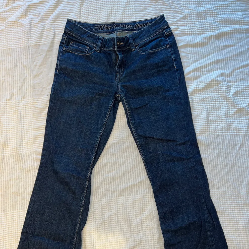 Low waist bootcut jeans från Esprit. Jeansen är mörkblå, har bra kvalitet och är aldrig använda. Byxorna säljs pga. de är för små för mig (176 cm).   Kontakta mig för mer info och bilder💕 Frakt tillkommer!! . Jeans & Byxor.