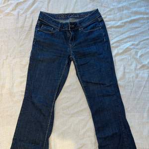 Low waist bootcut jeans från Esprit. Jeansen är mörkblå, har bra kvalitet och är aldrig använda. Byxorna säljs pga. de är för små för mig (176 cm).   Kontakta mig för mer info och bilder💕 Frakt tillkommer!! 