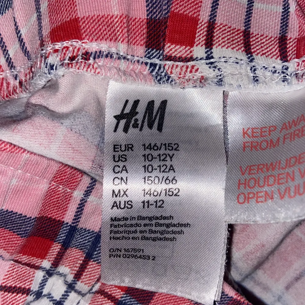 Storlek : 146,152 typ xs/xxs. Mjuka som 😍😍😍 Röda,rosa,blåa och vita..  använda 10 gngr typ Från H&M. Jeans & Byxor.