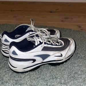 Nike skor storlek 40 - Nike skor köpta second hand. Skorna har bara används 2-4 gånger. Storlek 40 eur. Jag kommer även rengöra skorna så att de kommer vara renare än vad de är nu. Betalningsmetod är swish. Pris kan diskuteras. Frakt betalas av kund.