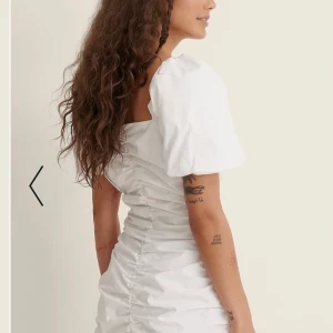 Vit  puffärmsklänning - Snygg klänning med puffärmar som sitter som en smäck i storlek, använt 1 gång🤍