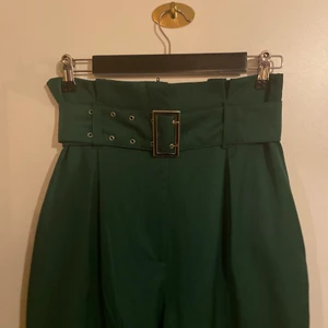 Gröna midjebyxor  - Gröna midjebyxor i strl. 40 från H&Ms vinterkollektion 2020. Helt oanvända. Små i storleken. 