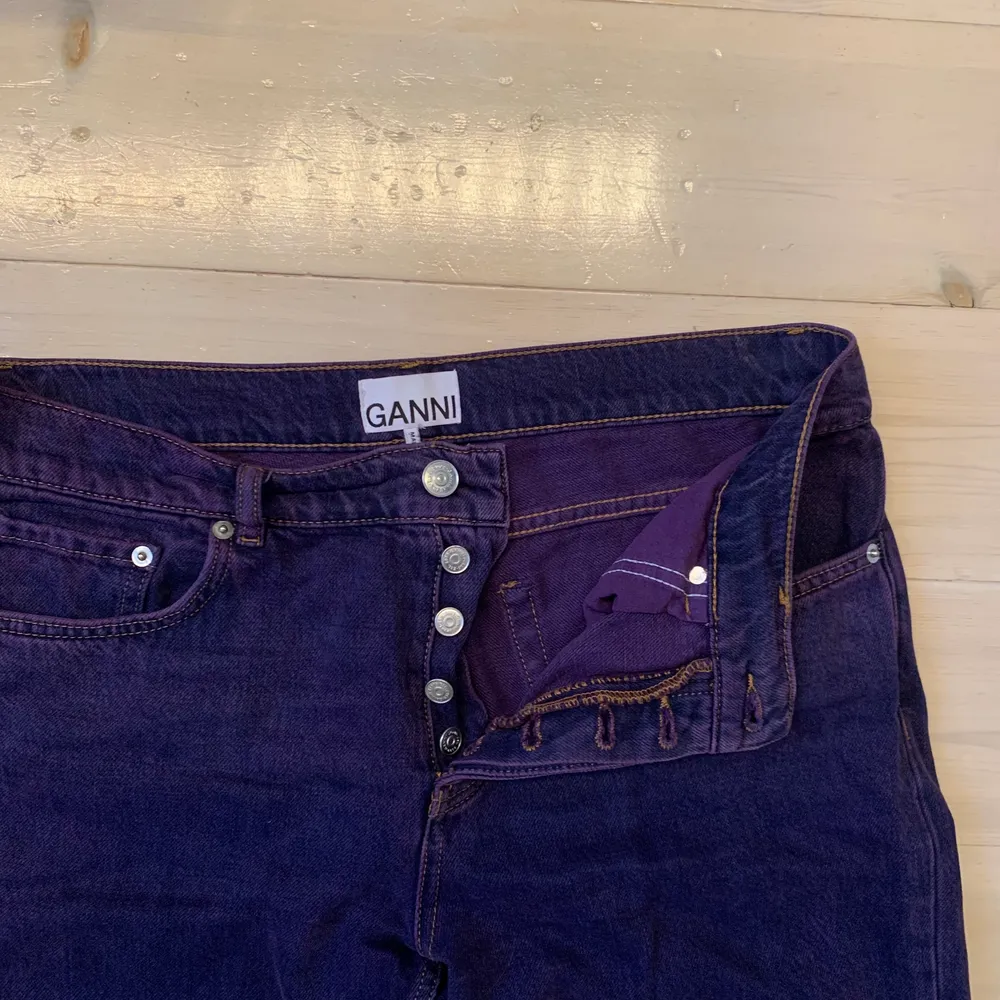 Säljer dessa lila jeans med slits från Ganni! De är i storlek 30💜 Säljer för 200 kr eller bud😁. Jeans & Byxor.