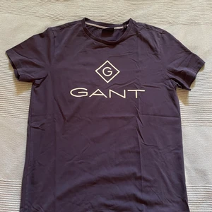 Gant T-shirt  - Hej jag säljer min mörkblåa Gant T-shirt som är i mycket bra skick utan fläckar eller hål. Jag går med på ett annat prisförslag 