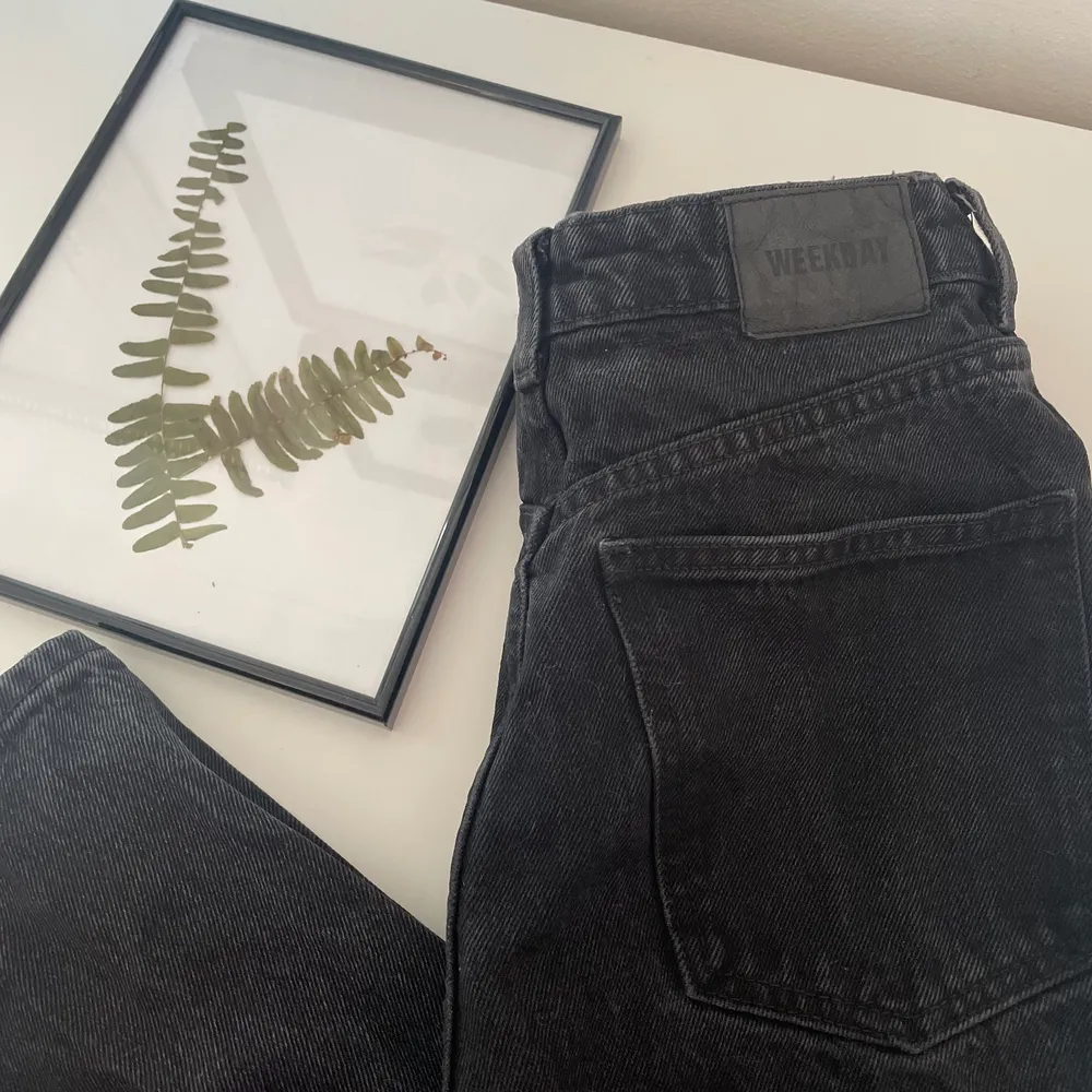 Svarta högmidjade mom jeans från weekday. Modellnamn: MEG storlek 24/28. Använda men i bra skick. Köpta för 500kr säljer för 200kr. Köparen står för frakt. . Jeans & Byxor.