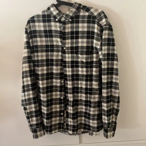 Flanellskjorta HM Storlek M - Skick: 10/10  Använt den 1 gång Pris kan diskuteras 