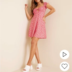 Oanvänd med lappar  - Oanvänd klänning från NLY TREND i storlek small. Lappar kvar, perfekt nu för sommaren! 