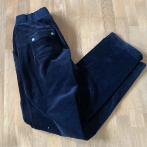 Byta eller sälja juicy byxor - Ser ut som att dem är mörkblåa men dem är svartaKanske vill byta eller sälja min juicy beror  på priset eller vilken färg jag skulle byta dem mot. Men är inte helt säker❤️OBS en metall grej där fram på snöret är av