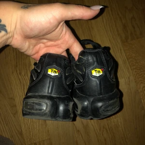 Tn  - Använda men funkar fortfarande bra. Storlek 36,5 men passar mig som har 37. Pris kan diskuteras vid snabb affär 