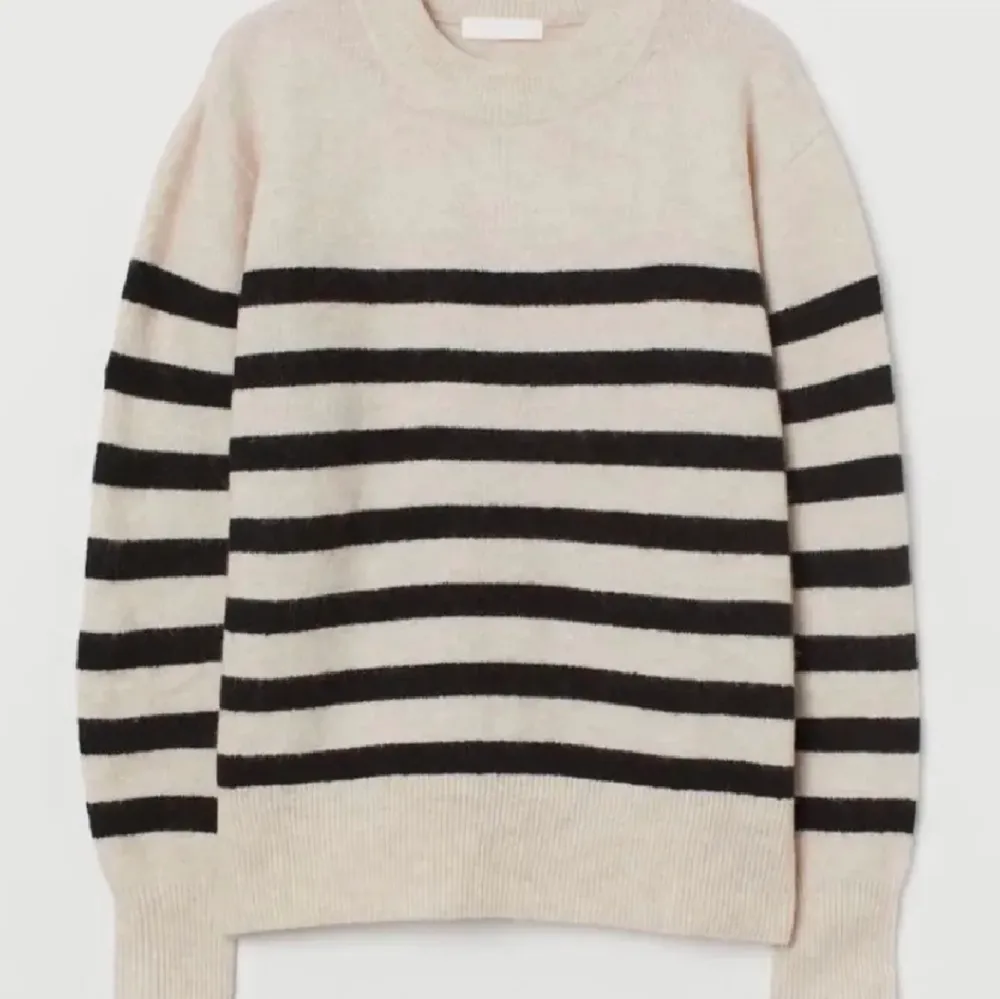 Säljer denna fina och mysiga tröja från H&M❤️. Tröjor & Koftor.
