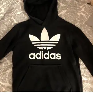 Fin hoodie från adidas i fint skick💞 säljes då den inte använts på ett tag