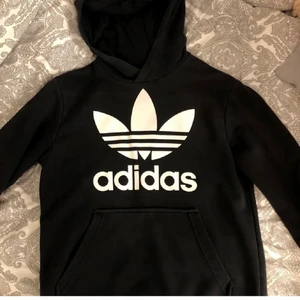 Adidas-hoodie💞 - Fin hoodie från adidas i fint skick💞 säljes då den inte använts på ett tag
