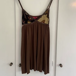 Brun klänning  - Så fin klänning som jag köpt secondhand, skulle rekommendera det till någon kort med mindre bröst då den är väldigt liten i storleken. Köparen står för frakten💕📦