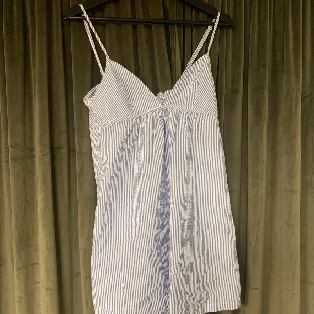 Supersöt klänning från BikBok, köpte den secondhand förra året och använt typ 1 gång! Jättebra skick och perfekt till sommaren❤️  Köp direkt för 150 kr😃😃. Klänningar.