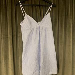 Supersöt klänning från BikBok, köpte den secondhand förra året och använt typ 1 gång! Jättebra skick och perfekt till sommaren❤️  Köp direkt för 150 kr😃😃