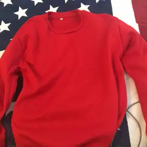 Röd sweatshirt från SHEIN använder inte den men använde hela tiden i vintras