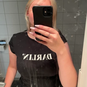 T-shirt - Svart t-shirt från Na-kd storlek S med vitt tryck.