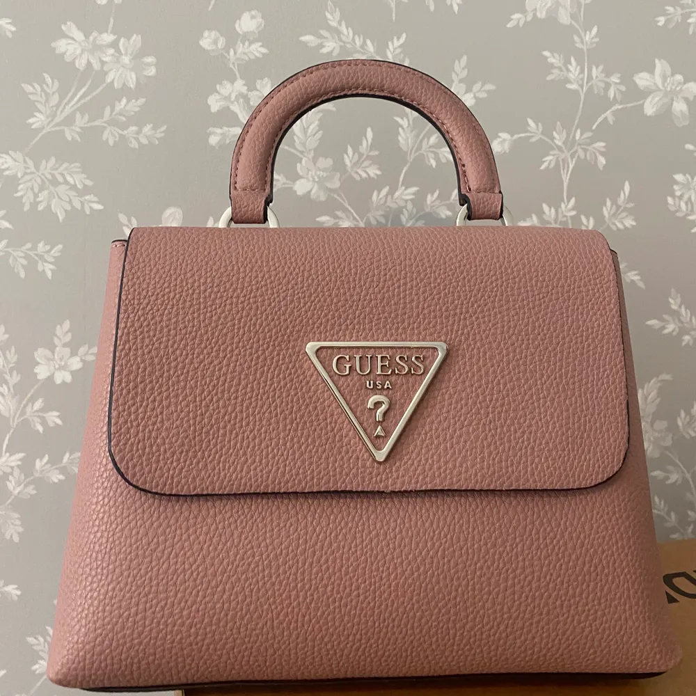 En fin rosa guess väska. Köp 2019 och har sällan används, den är i väldigt bra skick och är rymlig. Väskan går också att använda som  crossbody.. Väskor.