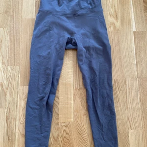 Aimn träningstights  - Tights från aimn storlek M. Använd fåtal gånger så dom är i nyskick. Jättefin lila/grå färg men säljer då jag aldrig använder dom💗