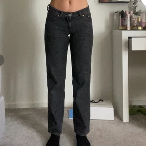 Arrow Low Straight Jeans/weekday - Säljer nu mina low waist jeans från weekday pga för lite användning!! Använt fåtal gånger och ser knappt använda ut🌟 Jag som är 1,60 sitter denna storlek perfekt på mig!!