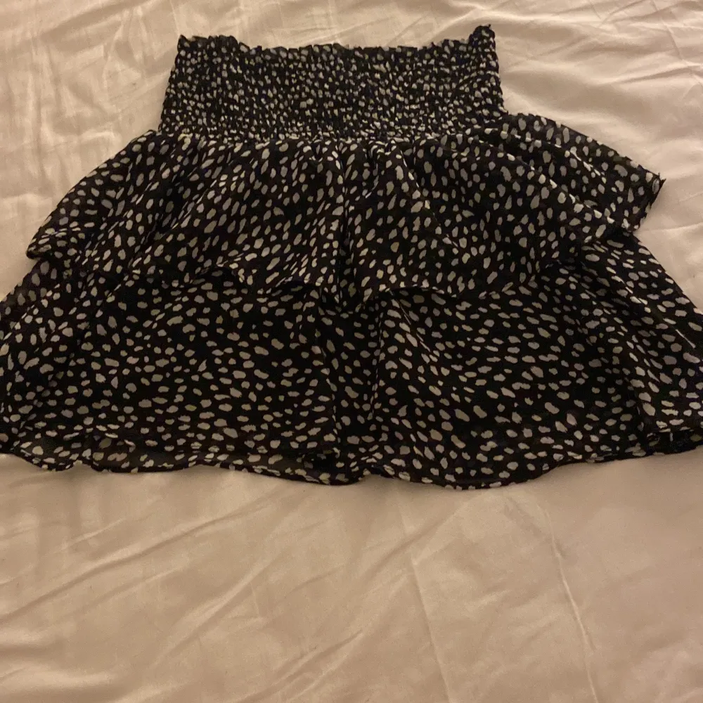 Detta är en jättefin volang kjol som är från Zalando❤️ Den är i storlek S och köptes förra året nån gång i December (fick presentkort i julklapp). . Kjolar.