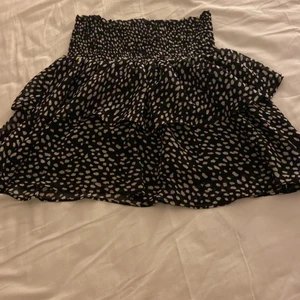 Volang kjol - Detta är en jättefin volang kjol som är från Zalando❤️ Den är i storlek S och köptes förra året nån gång i December (fick presentkort i julklapp). 