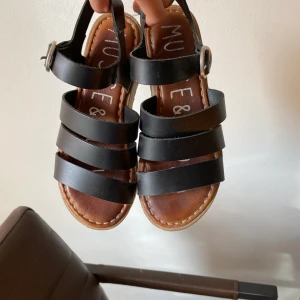 Jätte fina sandaler med tjock sula - Jag säljer ett par sandaler som är för sommaren, de är jätte sköna när man går i dom :D Jag vill verkligen ha dom men jag har nu större fot, jag har använt dom c. 3 gånger bara. För att jag har haft ett katt andra så jag har bara tänk på de andra 😅❤️ 