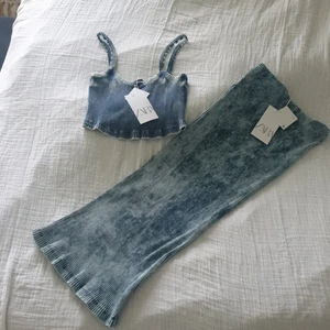 Set från zara kjol & toop - Ett supersnyggt sett från zara! Oanvänt. Väldigt stretchigt och skönt. Resår i midjan på kjolen. Denimlock