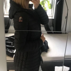 Para jumper jacka  - Nu säljer jag denna svarta para jumper jacka i storlek XS, super skön och varm. Knappt använd! Äkta såklart. Har både kvitto och prislappen kvar. Köpt på Johnells för 4500kr. 