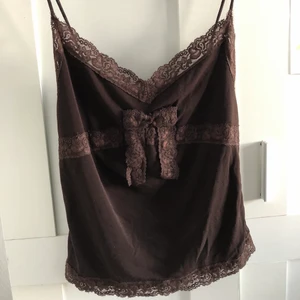 Linne  - Jättefint brunt linne köpt från utlandet. Den sitter väldigt skönt på kroppen och även lite löst😻😻