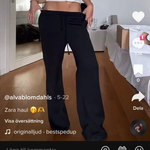 Zara mjukisbyxor - Säljer ett par oanvända zara mjukisar. Så sköna, vida och går att ha både låg och högmidjat. För små på mig därav har jag inga bilder med dem på, men hann inte lämna tbx dem 🥹