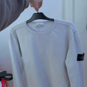 Stone island - Stone island sweater, storlek Medium. Bra skick men två små fläckar på armen som jag inte får bort